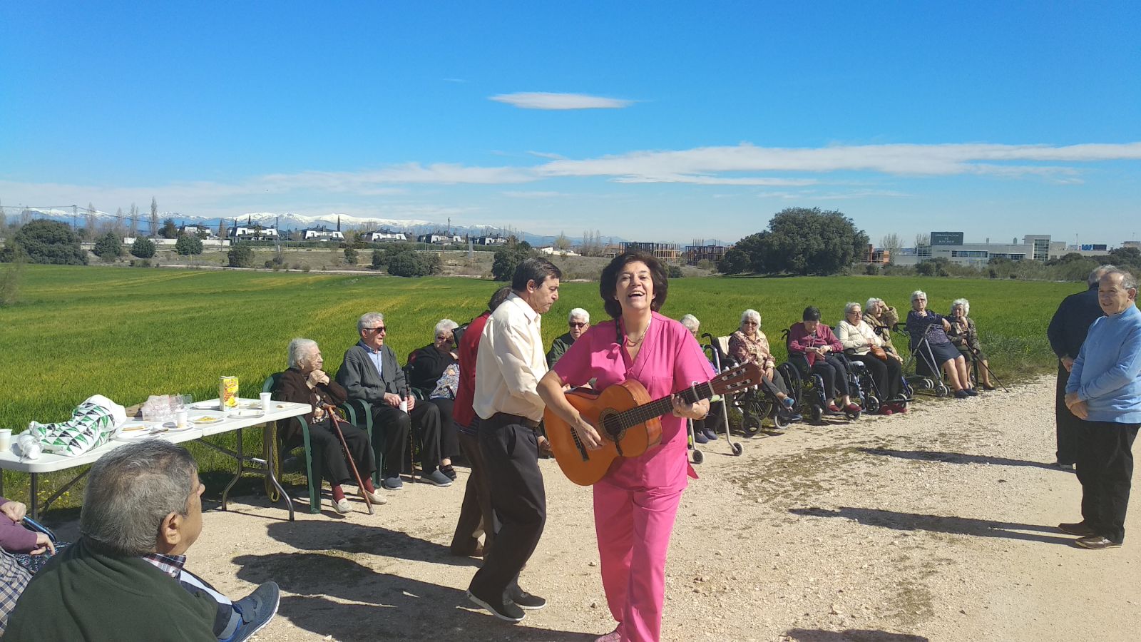 Los residentes de Urbanización de Mayores van de excursión al campo