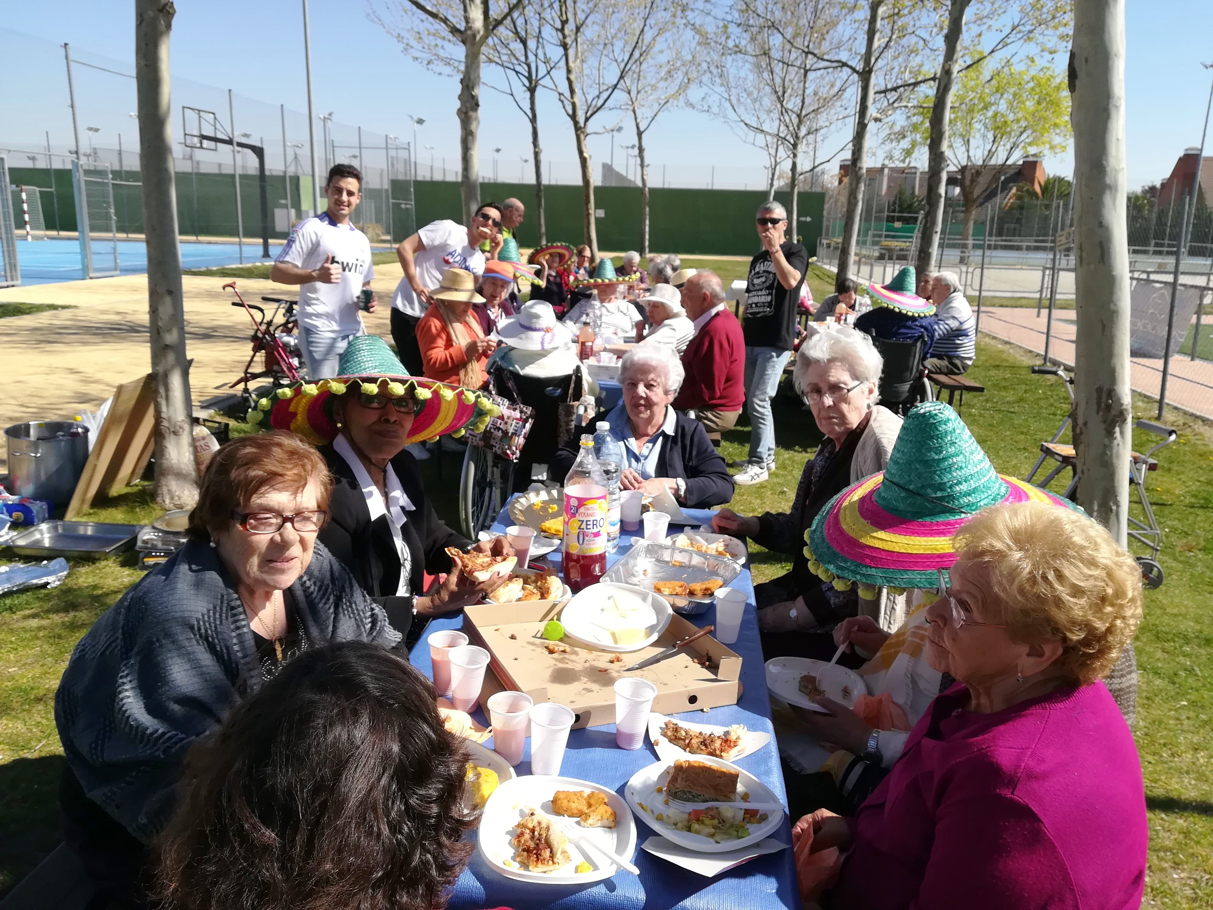 Los residentes de Urbanización de Mayores se van de pícnic