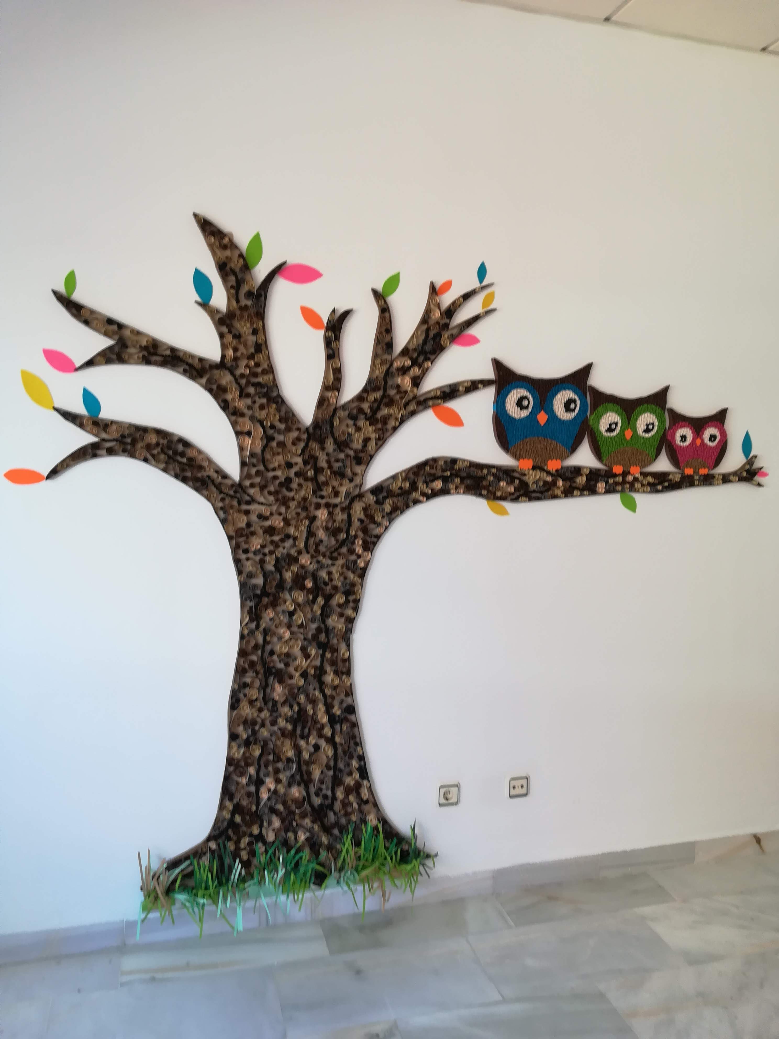 Un bonito árbol decora la sala de reuniones de Urbanización de Mayores