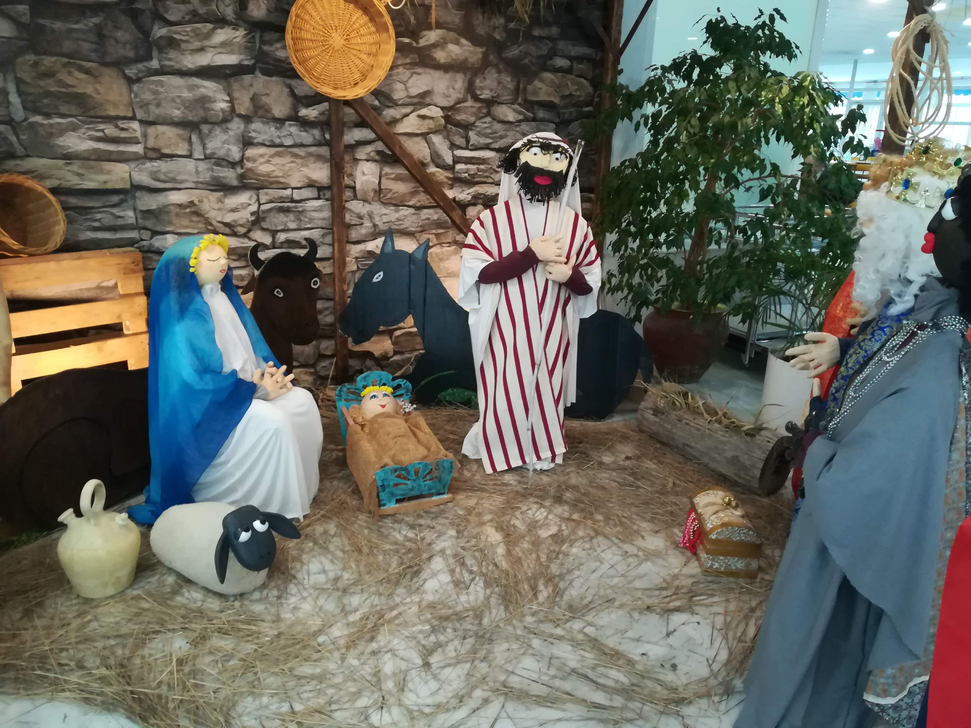 Un Belén con figuras de tamaño real decora el hall de la Residencia Urbanización de Mayores