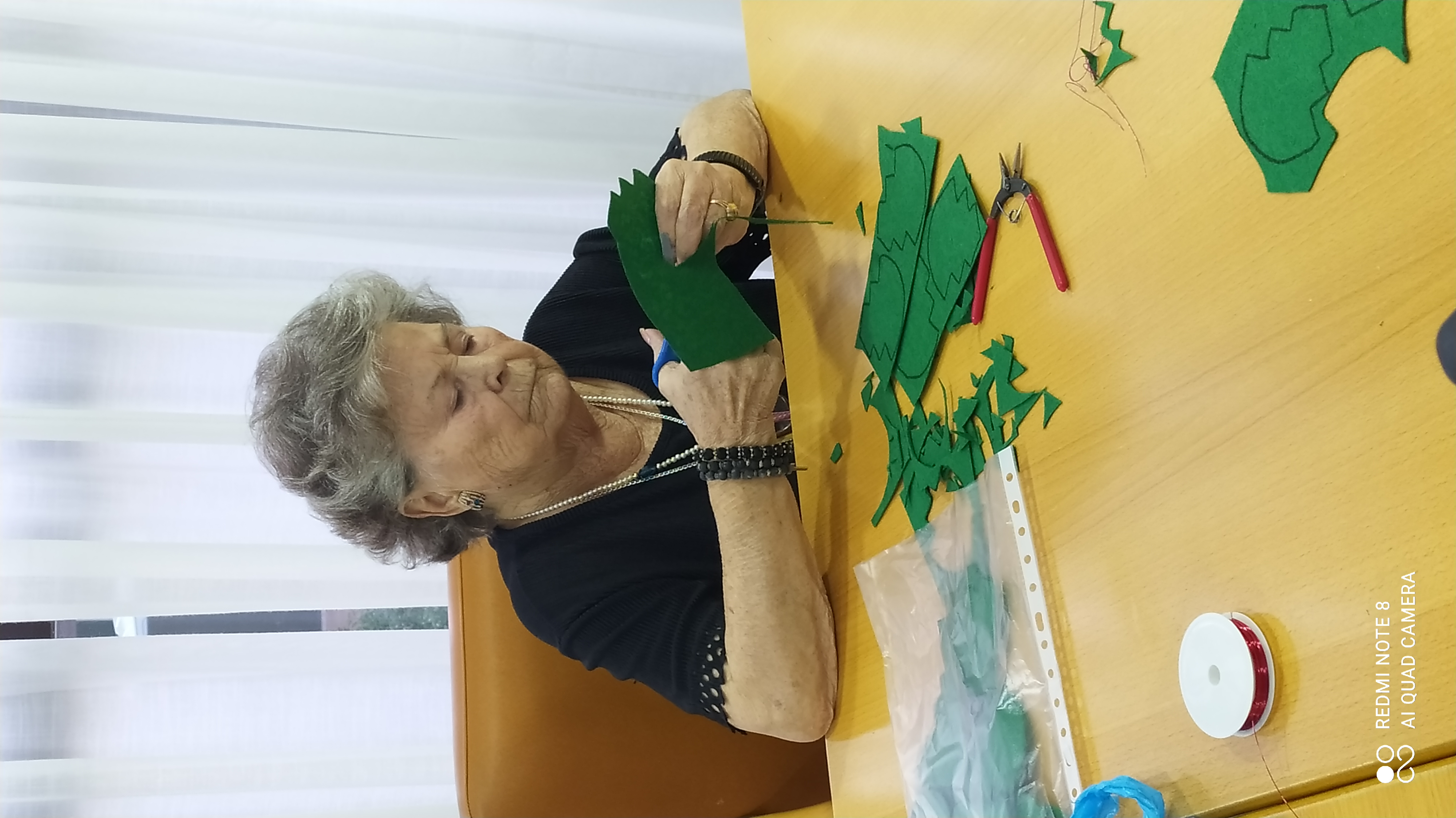 Preparación de un taller navideño en Rosalba Sevilla la Nueva