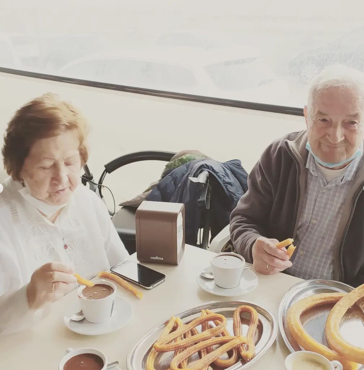 Los residentes de Rosalba Sevilla la Nueva disfrutan de una deliciosa merienda