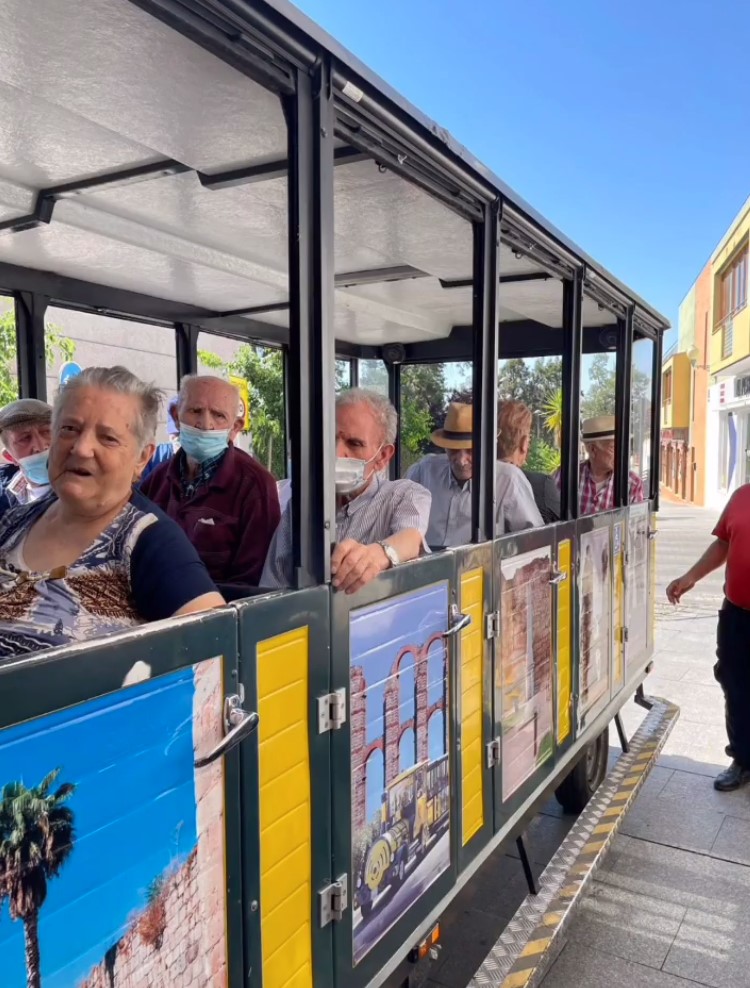 Los mayores de la residencia Rosalba de Mérida recorren la ciudad en tren turístico