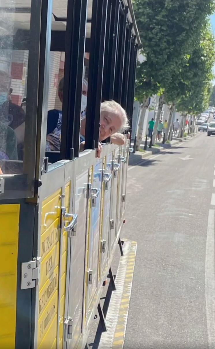 Los mayores de la residencia Rosalba de Mérida recorren la ciudad en tren turístico