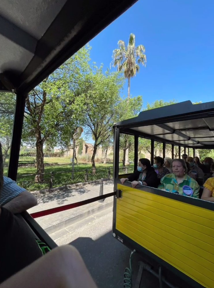 Los mayores de la residencia Rosalba de Mérida recorren la ciudad en tren turístico