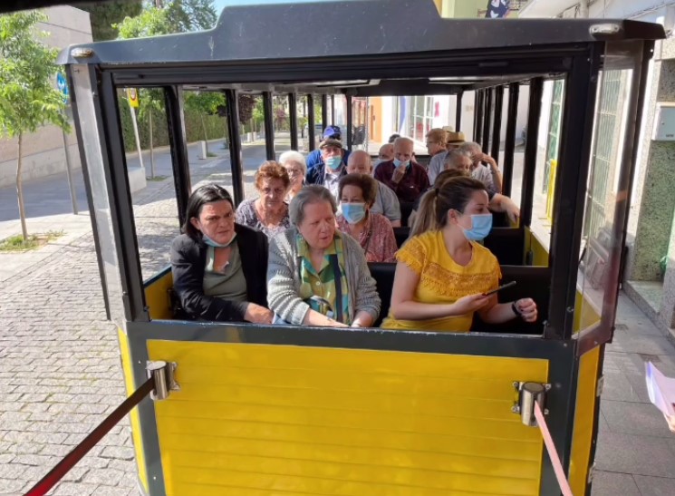 Los mayores de la residencia Rosalba de Mérida recorren la ciudad en tren turístico