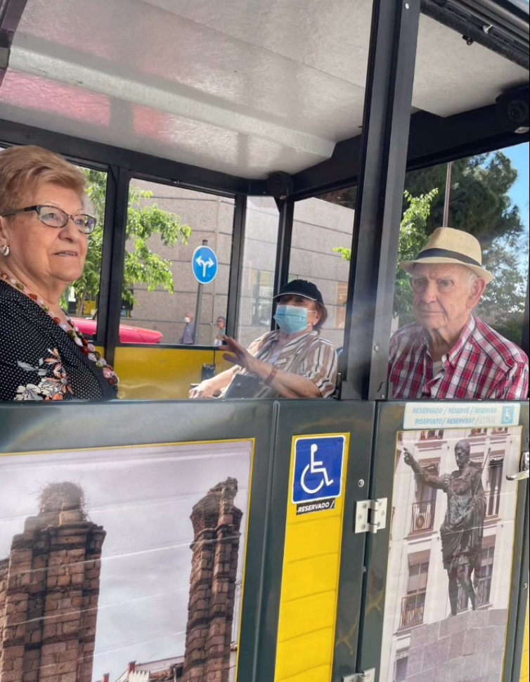 Los mayores de la residencia Rosalba de Mérida recorren la ciudad en tren turístico