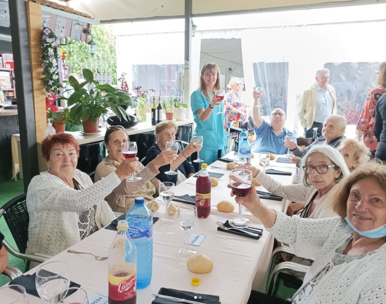 El Ayuntamiento de Sevilla la Nueva invita a los mayores a una fantástica comida en el restaurante El Ternasco
