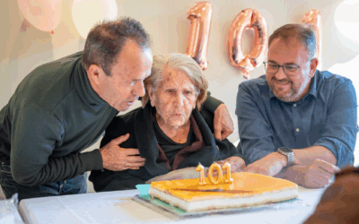 El alcalde de Mérida hace entrega del Escudo de la Ciudad a Teresa Rodríguez, usuaria de la residencia Rosalba, con motivo de la celebración de su 101 cumpleaños.